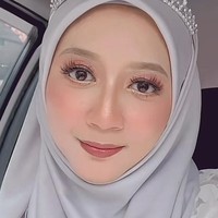 Dalam wawancara dengan Wolipop, Nurhanis Zahidah atau akrab disapa Hanis mengaku dinikahi mantan muridnya yang bernama Muhammad Hazim. Hanis mengaku terkejut ketika mengetahui postingannya viral di media sosial bahkan sampai diketahui netizen Indonesia. Saya kaget karena saya tidak tahu jika sudah viral. Hingga suami sudah pulang dari kerja, terima kiriman WhatsApp dari rekannya. Kemudian suami saya bertanya kepada saya sayang, video apa yang viral ni? Barulah saya buka TikTok, ujarnya. Foto: Dok. Tangkapan layar akun TikTok @anieshashim.