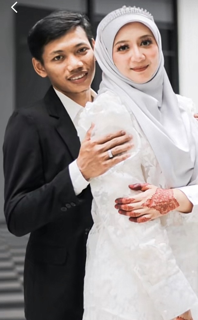 Hanis kemudian menceritakan kisah di balik video TikToknya. Dia mengaku membuat video tersebut sebagai kenangan masa lalu dan sekarang. Sebenarnya video di TikTok itu saya buat suka-suka saja. Ingin throwback dan membandingkan masa dulu dan sekarang. Dan saya buat video itu juga cuma ingin menyatakan bahawa jodoh itu Allah sudah mengatur yang terbaik buat hambanya. In sha Allah, ungkap Hanis kepada Wolipop melalui pesan singkat, Kamis (6/1/2022). Foto: Dok. Tangkapan layar akun TikTok @anieshashim.