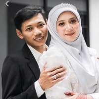 Hanis kemudian menceritakan kisah di balik video TikToknya. Dia mengaku membuat video tersebut sebagai kenangan masa lalu dan sekarang. Sebenarnya video di TikTok itu saya buat suka-suka saja. Ingin throwback dan membandingkan masa dulu dan sekarang. Dan saya buat video itu juga cuma ingin menyatakan bahawa jodoh itu Allah sudah mengatur yang terbaik buat hambanya. In sha Allah, ungkap Hanis kepada Wolipop melalui pesan singkat, Kamis (6/1/2022). Foto: Dok. Tangkapan layar akun TikTok @anieshashim.