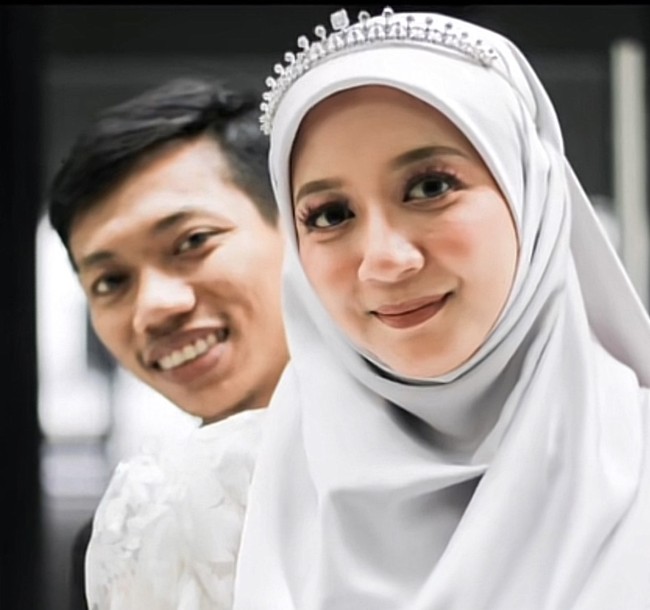 Wanita yang tinggal di Malaysia ini mengungkapkan awal mula bertemu dengan Hazim di sekolah. Saat itu dia dan Hazim layaknya guru dan murid pada umumnya. Hanis sendiri mengajar mata pelajaran musik di sekolah. Bertemu pada tahun 2015 di mana dia sebagai student saya di sekolah menengah. Kita tidak ada hubungan cinta sama sekali dengan Hazim. Saya dan dia seperti guru dan muri saja, kata Hanis. Foto: Dok. Tangkapan layar akun TikTok @anieshashim.