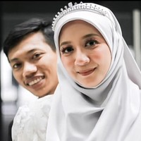 Wanita yang tinggal di Malaysia ini mengungkapkan awal mula bertemu dengan Hazim di sekolah. Saat itu dia dan Hazim layaknya guru dan murid pada umumnya. Hanis sendiri mengajar mata pelajaran musik di sekolah. Bertemu pada tahun 2015 di mana dia sebagai student saya di sekolah menengah. Kita tidak ada hubungan cinta sama sekali dengan Hazim. Saya dan dia seperti guru dan muri saja, kata Hanis. Foto: Dok. Tangkapan layar akun TikTok @anieshashim.