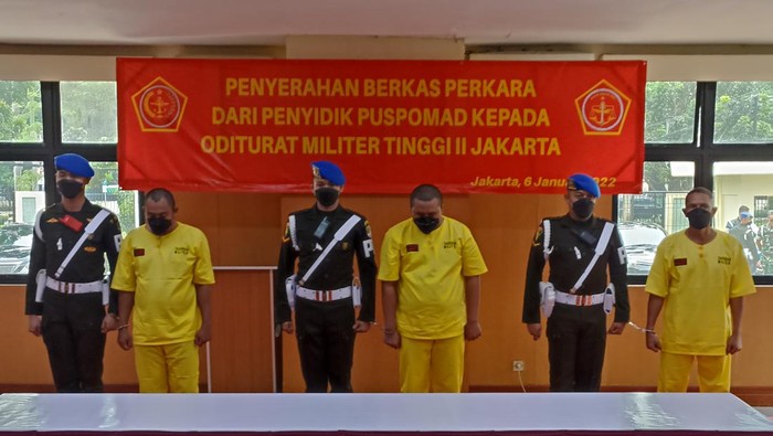 Kolonel Priyanto cs (baju tahanan kuning) tersangka pembunuhan Handi-Salsa diserahkan ke Oditur Militer, Kamis (6/1/2022).