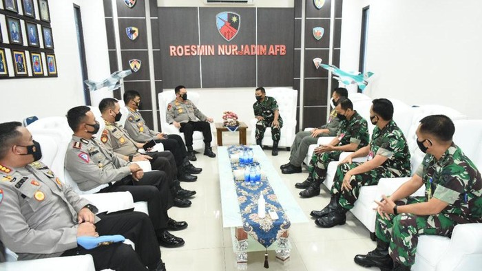Koordinasi TNI-Polri dalam Penanganan Karhutla di Riau Kapolda Riau, Irjen Mohammad Iqbal dan Komandan Lanud Roesmin Nurjadin, Marsma TNI Andi Kustoro langsung tancap gas berkoordinasi bahas soal kebakaran hutan dan lahan (karhutla) di Riau.
Seperti diketahui, karhutla menjadi salah satu permasalahan utama di Riau yang kerap kali terjadi dan tak kunjung usai.