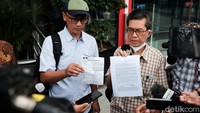 Marwan Batubara menunjukkan bukti penerimaan pelaporan yang sudah distempel KPK. 