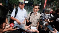 Anggota PNPK seperti Adhie Massardi dan Marwan Batubara memberi keterangan kepada wartawan usai melaporkan Ahok di gedung KPK, Jl Kuningan Persada, Jakarta Selatan, Kamis (6/1/2022).  Perihal pengaduan ini, Ahok saat dimintai tanggapan enggan berbicara banyak. Ngapain ditanggapin. Nanti dapat pemberitaan mereka. Semua yang dituduhkan sudah pernah diperiksa dan tuntas, kata Ahok ketika dihubungi detikcom secara terpisah.
