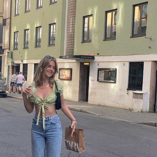 Dari postingannya, terlihat jika Leah Isadora punya ketertarikan di bidang fashion dan beauty. Ia sering menunjukkan gayanya dengan gaya busana kekinian. Foto: Instagram