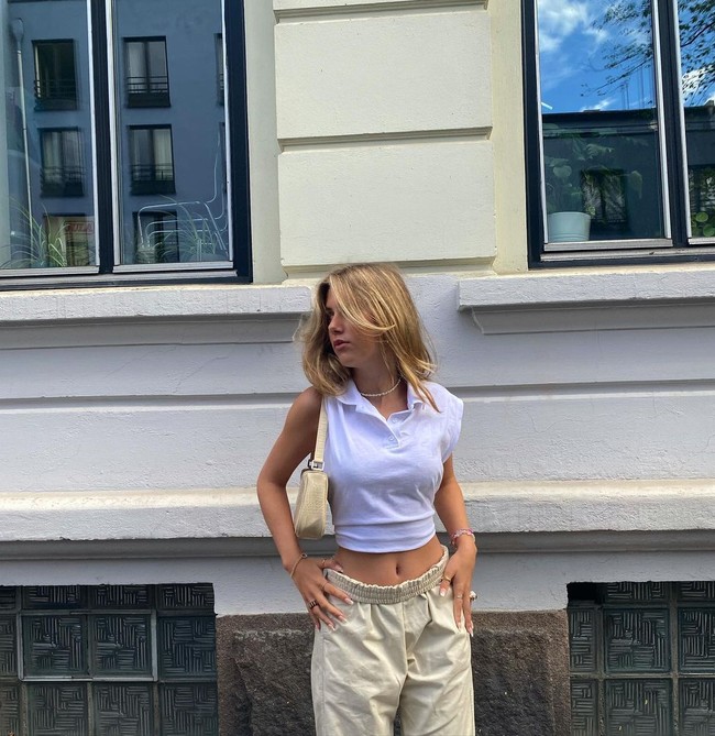 Salah satu gaya andalannya adalah memadukan crop top dan celana panjang. Foto: Instagram