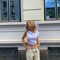 Salah satu gaya andalannya adalah memadukan crop top dan celana panjang. Foto: Instagram