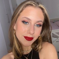 Eksistensinya di internet pun telah diakui ketika ia diundang dalam acara peluncuran Kylie Cosmetics di Norwegia. Acara tersebut adalah debutnya di karpet merah. Ia pun mengaku gugup meski juga menantikan karena memang suka makep. Aku punya palet makeup seperti ini sejak kecil dan memasang tiara di kepalaku. Dan aku sudah tertarik di dunia kecantikan dan fashion sepanjang hidup, katanya kepada Newsbeezer. Foto: Instagram