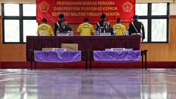 Kasus pembunuhan Handi-Salsa yang dilakukan tiga oknum TNI diserahkan ke Oditurat Militer Tinggi II Jakarta. Para pelaku turut dihadirkan saat konferensi pers.