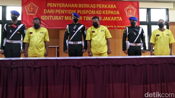 Lihat Lagi Tampang Trio TNI Pembunuh Handi-Salsa Berbaju Tahanan Militer Kasus pembunuhan Handi-Salsa yang dilakukan tiga oknum TNI diserahkan ke Oditurat Militer Tinggi II Jakarta. Para pelaku turut dihadirkan saat konferensi pers.