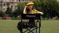 Emily In Paris season 2 kini sudah tayang di Netflix. Tak cuma penuh dengan drama dan komedi, serial ini juga diisi pakaian-pakaian penuh gaya. Lily Collins jadi salah satu produser serial tersebut. (Foto: dok. Instagram @lilyjcollins)
