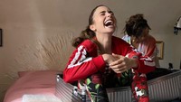 Dalam video singkat yang diunggah Lily Collins, dia tampak terbahak-bahak usai mengetahui fakta tersebut. (Foto: dok. Instagram @lilyjcollins)