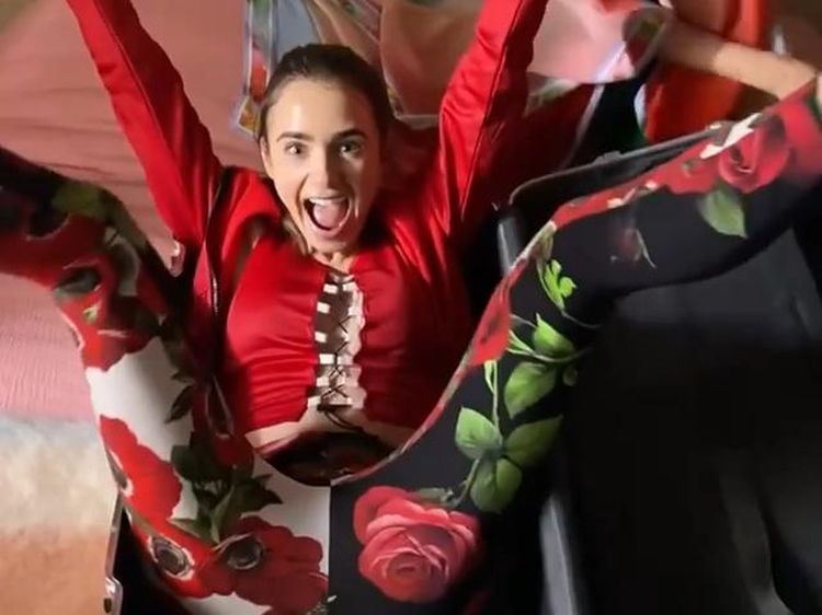 Lily Collins Imut Banget sampai Muat dalam Koper!