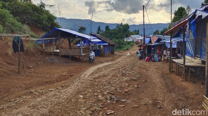 Lokasi pengungsian korban banjir bandang-longsor di Kabupten Lebak.