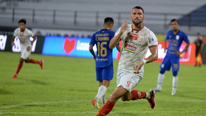 Pesepak bola Persija Jakarta Marko Simic melakukan selebrasi usai mencetak gol ke gawang PSIS Semarang saat pertandingan Liga 1 di Stadion Kapten I Wayan Dipta, Gianyar, Bali, Kamis (6/1/2022). ANTARA FOTO/Fikri Yusuf/foc.