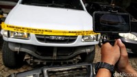 Ketiga tersangka beserta barang bukti juga diserahkan ke Otmilti II Jakarta untuk diproses.