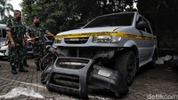 Tim penyidik gabungan TNI meninjau barang bukti berupa mobil dan motor dalam kasus pembunuhan Handi-Salsa yang dilakukan oleh tiga oknum TNI, Jakarta, Kamis (6/1/2021).
