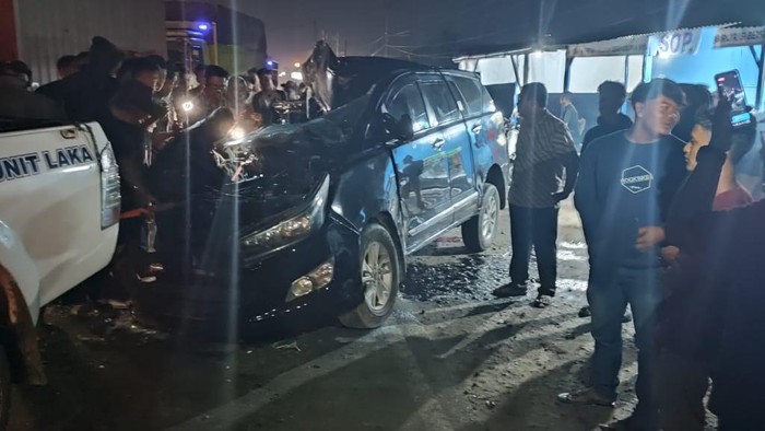 Mobil kepala desa di Sumut yang tewas dalam tabrakan dengan bus di Jalan Lintas Sumatera, Kamis (6/1/2022).