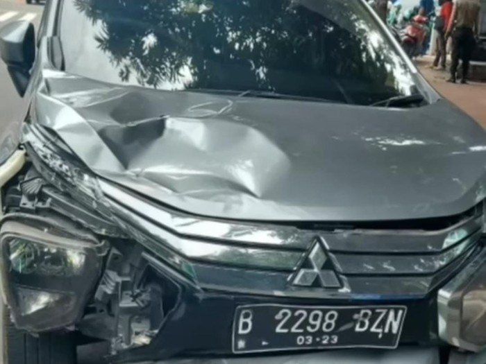 Mobil Mitsubishi Xpander menerobos lampu merah lalu tabrak motor di Jl MH Thamrin, Jakpus