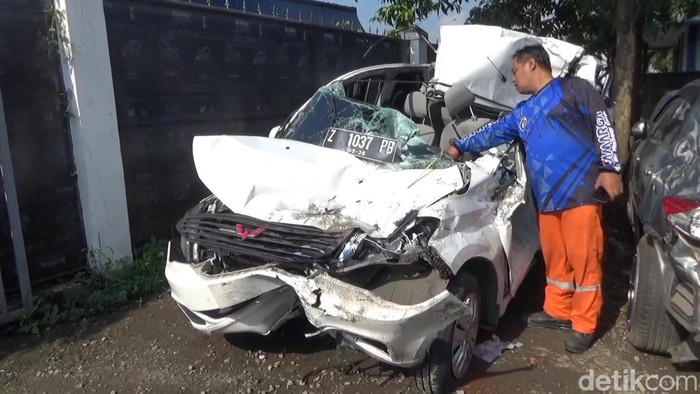 Mobil dijadikan travel tanpa trayek nopol  Z-1037-PB menabrak truk B-9014-JE di ruas jalan Tol Cipularang, Purwakarta.