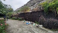 Diperkirakan ketinggian sampah yang menggunung ini mencapai 35 meter.