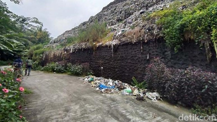 Ngeri Lur! TPA Sampah Magelang Overload Tempat pembuangan akhir (TPA) Pasuruhan, Kabupaten Magelang, Jawa Tengah, kondisinya overload. Begini penampakannya.