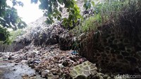 Diduga karena sakingnya banyak sampah yang menumpuk, fondasi penguat di sisi barat daya TPA Pasuruhan longsor.