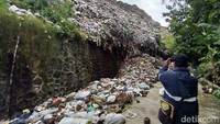 Kemudian, sepanjang fondasi ini kondisinya miring karena beban sampah yang menumpuk.