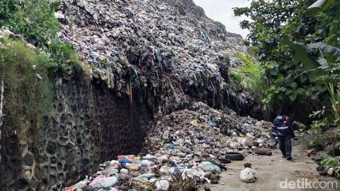 Tempat pembuangan akhir (TPA) Pasuruhan, Kabupaten Magelang, Jawa Tengah, kondisinya overload. Begini penampakannya.