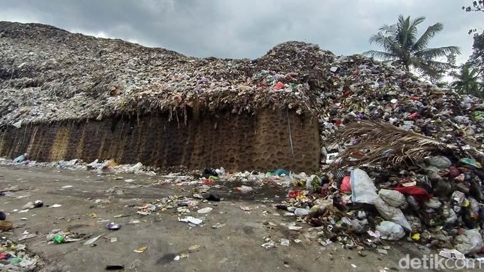 Tempat pembuangan akhir (TPA) Pasuruhan, Kabupaten Magelang, Jawa Tengah, kondisinya overload. Begini penampakannya.