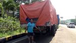 Ngeri! Mobil Ini Ringsek Akibat Masuk Kolong Truk di Tol Cipularang
