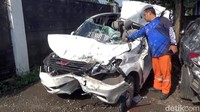 Petugas menduga penyebab sementara kecelakaan ini adalah sopir mengantuk. Indikasinya karena dugaan sementara mengantuk karena tidak ada usaha pengereman. Kemudian landasan basah dikarenakan semalam hujan. Informasinya mobil itu sempat terseret sekitar 50 meter, kata Kemas. Kecelakaan itu mengakibatkan satu penumpang tewas di lokasi kejadian dan sepuluh orang luka-luka.