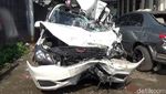 Ngeri! Mobil Ini Ringsek Akibat Masuk Kolong Truk di Tol Cipularang