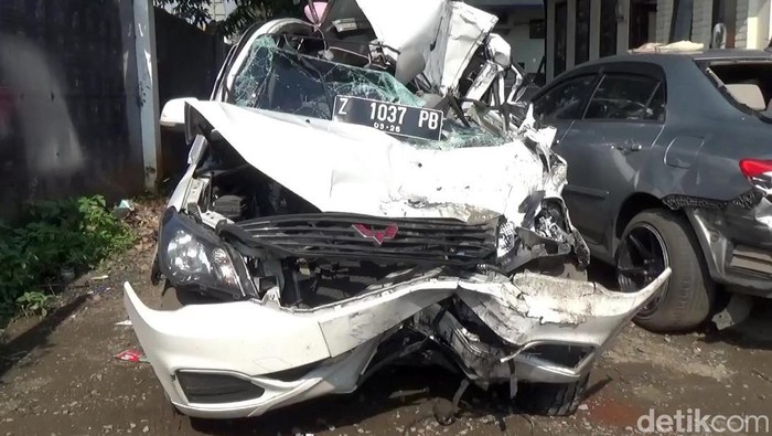 Ngeri! Mobil Ini Ringsek Usai Masuk Kolong Truk di Tol Cipularang Sebuah mobil ringsek usai masuk kolong truk dan terseret sejauh 50 kilometer di ruas jalan Tol Cipularang. Akibatnya satu orang tewas dalam kecelakaan itu.
