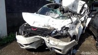 Mobil merek Wuling warna putih ini masuk kolong truk dan terseret sejauh 50 meter di ruas jalan Tol Cipularang, Kabupaten Purwakarta. Insiden kecelakaan tersebut mengakibatkan satu orang tewas.