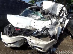 Ngeri! Mobil Ini Ringsek Akibat Masuk Kolong Truk di Tol Cipularang