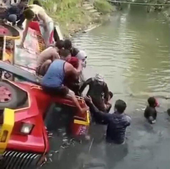 Odong-odong Nyemplung Sungai di Serang
