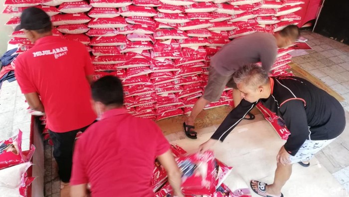 Paket Beras dari Puan Maharani di Posko Puan di Solo