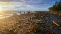 Sejumlah remaja asyik bermain bola di antara sampah yang berserakan di Pantai Pasir Jambak, Padang, Sumatera Barat, Rabu (5/1/2022).