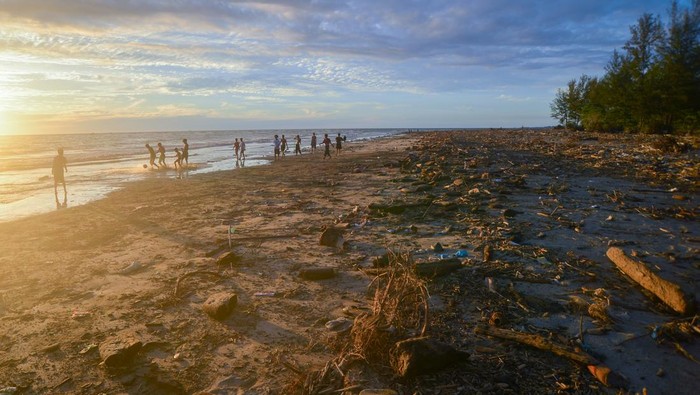 Sejumlah remaja bermain bola di antara sampah yang berserakan di Pantai Pasir Jambak, Padang, Sumatera Barat, Rabu (5/1/2022). Objek wisata pantai paling utara di Kota Padang tersebut dipenuhi sampah dan menimbulkan bau tidak sedap.   ANTARA FOTO/Iggoy el Fitra/wsj.