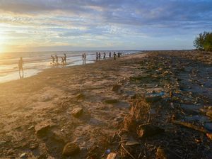 Duh, Wisata Pantai di Padang Ini Penuh Sampah!