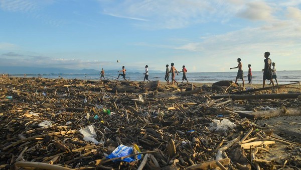 Hingga Rabu (5/1) kemarin, masih terlihat sampah-sampah yang berserakan dibibir pantai dan belum ada penanganan dari pihak pemerintah setempat. Duh...