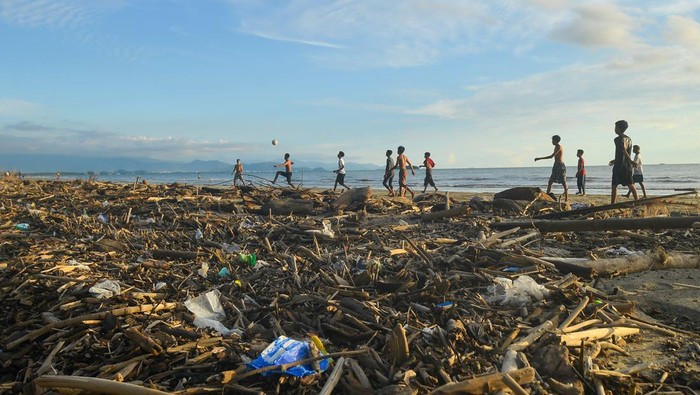 PANTAI PASIR JAMBAK PENUH SAMPAH Sejumlah remaja bermain bola di antara sampah yang berserakan di Pantai Pasir Jambak, Padang, Sumatera Barat, Rabu (5/1/2022). Objek wisata pantai paling utara di Kota Padang tersebut dipenuhi sampah dan menimbulkan bau tidak sedap. ANTARA FOTO/Iggoy el Fitra/wsj.