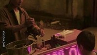 Ingin sama dengan kafe kekinian, penjual cilok gerobakan ini pasang lampu neon berwarna pink untuk menuliskan nama cilok dagangannya. Foto: Instagram /Facebook