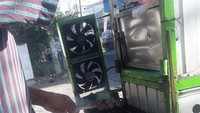 Supaya gak capek kipasin, penjual sate keliling ini pasang kipas angin di gerobaknya. Tak tanggung-tanggung bahwa ada dua sekaligus. Foto: Instagram /Facebook