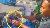 Pedagang starling ini sediakan alat gesek ATM untuk pelanggannya yang ingin bayar clashless. Padahal biasanya alat ini hanya tersedia di kafe. Foto: Instagram /Facebook