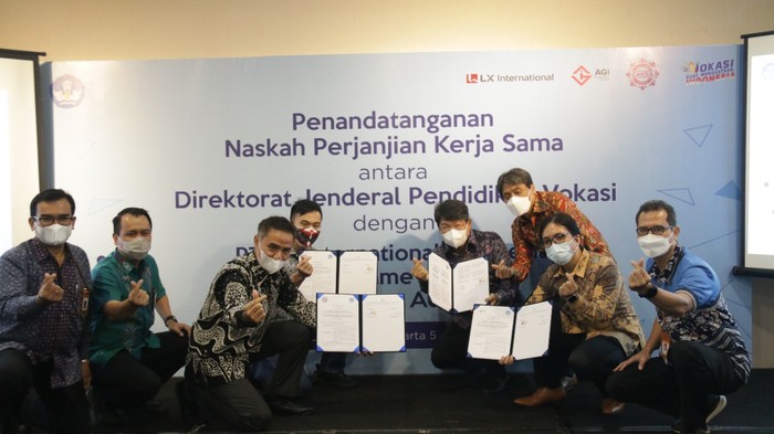 Penandatangan kerja sama Ditjen Vokasi dengan PT LX Internasional Indonesia, Asosiasi Game Indonesia (AGI), dan Cipta Karsa Adikarya (CAKRA), pada Rabu (5/1/2022).