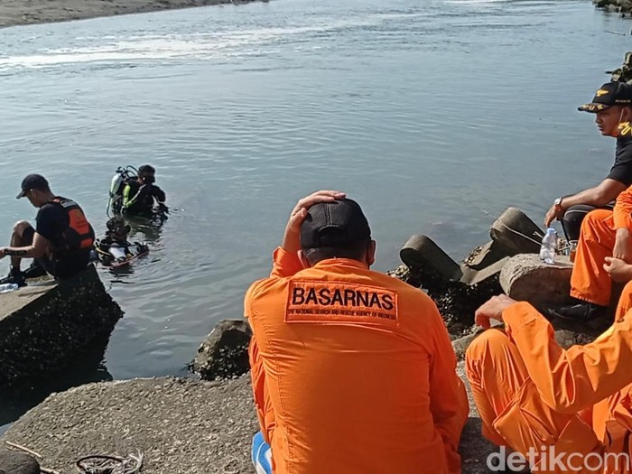 Pencarian wisatawan hilang usai hanyut di Pantai Glagah, Kulon Progo, Kamis (6/1/2022).