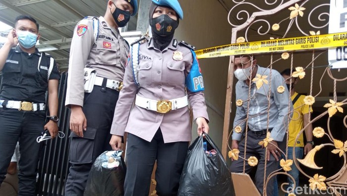 Polisi menggeledah salah satu rumah tempat ditemukannya bocah berusia 5 tahun dalam posisi tangan dan kaki terikat rantai besi di Komplek Anggrek Agency, Sumedang, Kamis (6/1/2022).